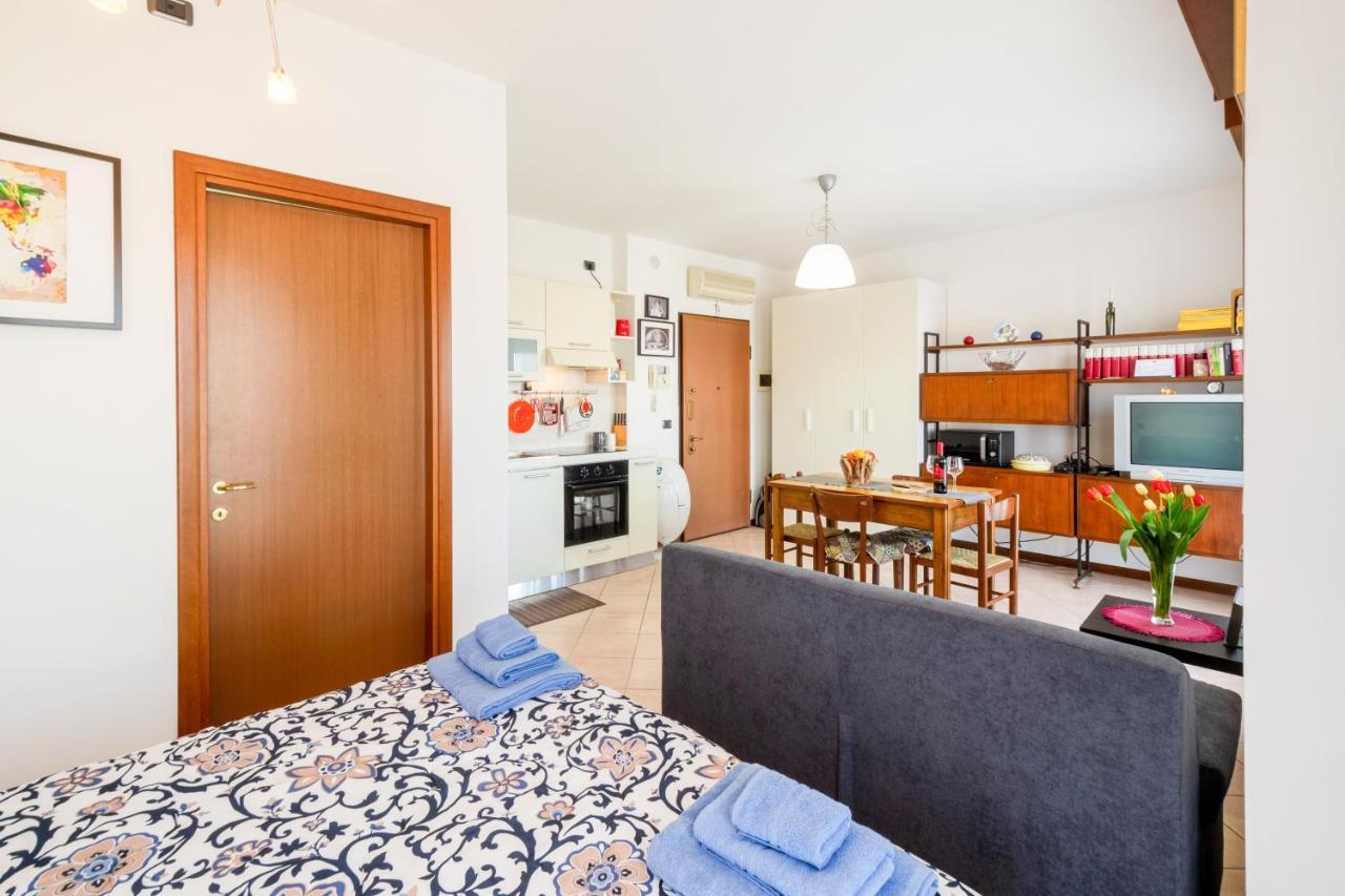 Parma Fiere Studio Con Parcheggio E Balcone Lägenhet Exteriör bild