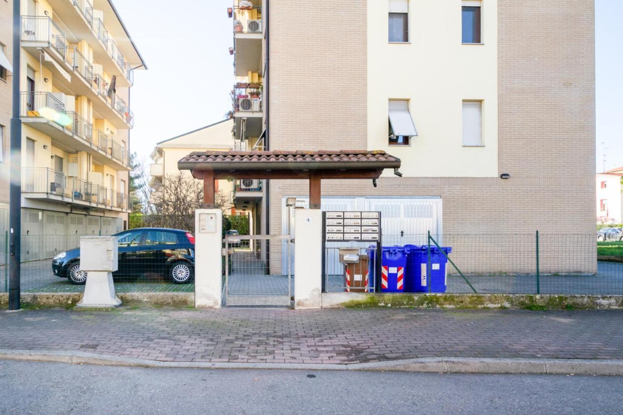 Parma Fiere Studio Con Parcheggio E Balcone Lägenhet Exteriör bild